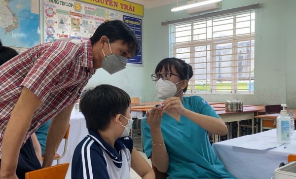 TP. Hồ Chí Minh: Số lượng mũi tiêm vaccine phòng COVID-19 tăng mạnh trong tháng cao điểm