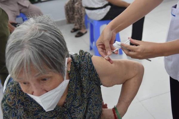 TP. Hồ Chí Minh tiêm vaccine phòng COVID-19 cho người trên ...