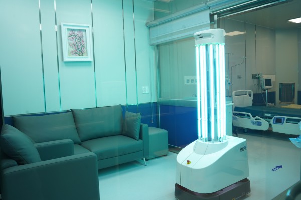 Vì sao Bệnh viện Chợ Rẫy dùng robot khử khuẩn phòng mổ bằng tia cực tím?