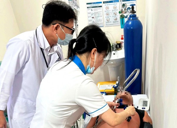 Xe ôm chở người đàn ông ở TP.HCM đi cấp cứu do sốc phản vệ thuốc