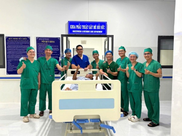 Bác sĩ bay gấp ra đặc khu Côn Đảo điều trị bệnh nhân tai nạn giao thông