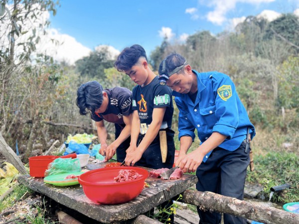 Chinh phục biển mây Ky Quan San, ngắm hoa đỗ quyên rừng