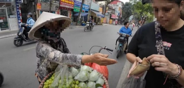 Hà Nội: Xử phạt người bán hàng rong có ý định "chặt chém" khách du lịch nước ngoài