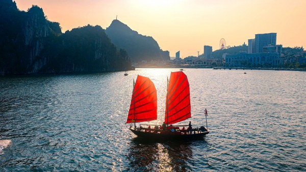 Ngắm cánh buồm đỏ đầy hoài niệm trên vịnh Hạ Long