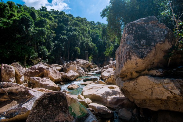 Trekking xuyên rừng, ngâm mình trong làn nước suối tại Ba Hồ, Khánh Hòa