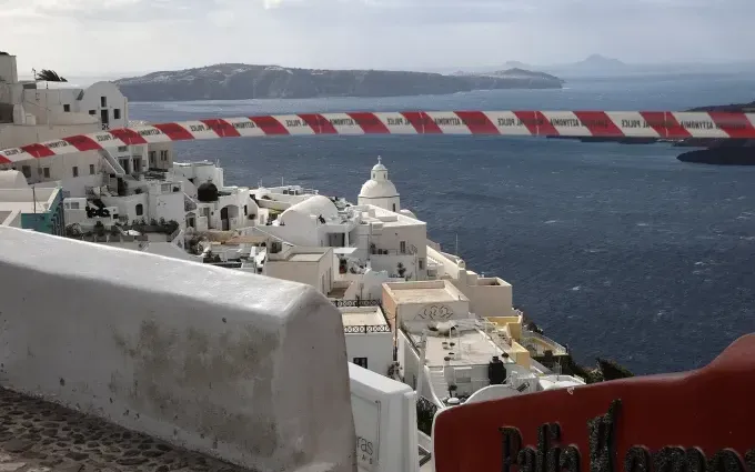 Vẻ đẹp huyền thoại Santorini không thể lay chuyển sau động đất