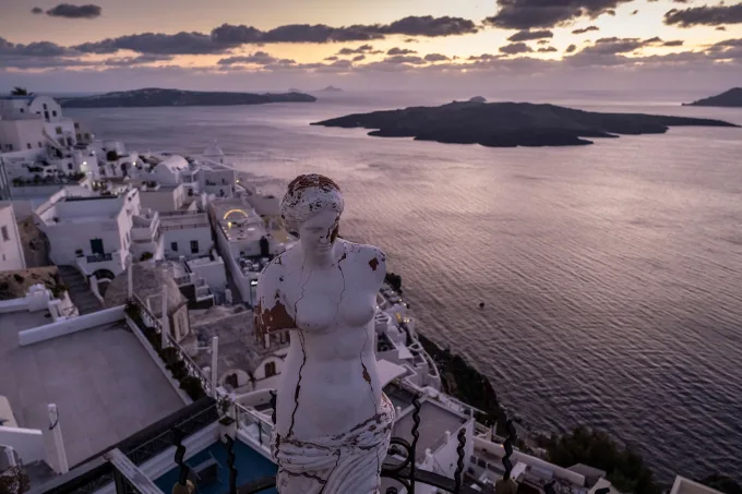 Vẻ đẹp huyền thoại Santorini không thể lay chuyển sau động đất