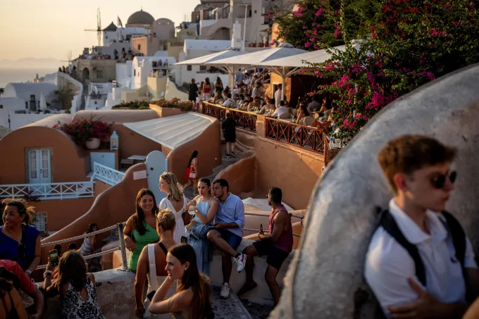 Vẻ đẹp huyền thoại Santorini không thể lay chuyển sau động đất