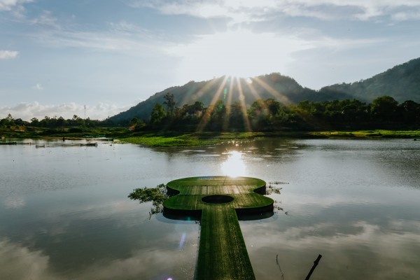 Về hồ Ô Thum ngắm non nước hữu tình, thưởng thức gà đốt lá chúc