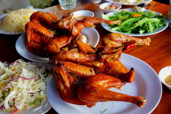 Về hồ Ô Thum ngắm non nước hữu tình, thưởng thức gà đốt lá chúc