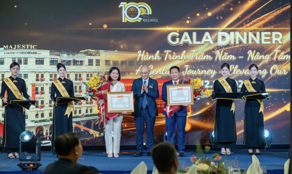 Cặp song long khổng lồ tại khách sạn 1 thế kỷ ở TP.HCM