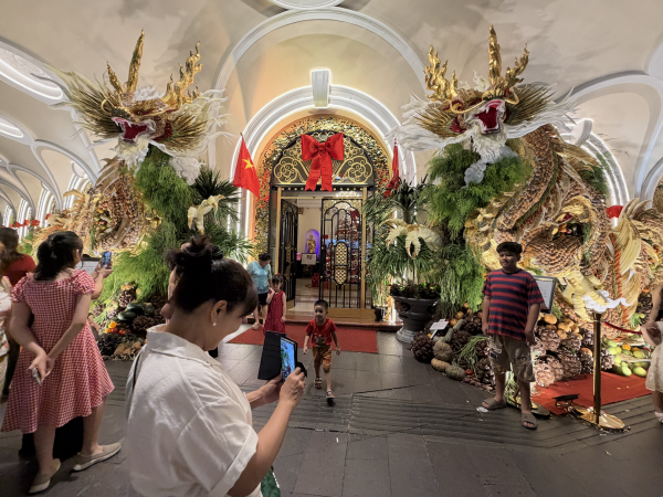 Cặp song long khổng lồ tại khách sạn 1 thế kỷ ở TP.HCM