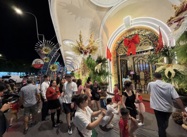 Cặp song long khổng lồ tại khách sạn 1 thế kỷ ở TP.HCM