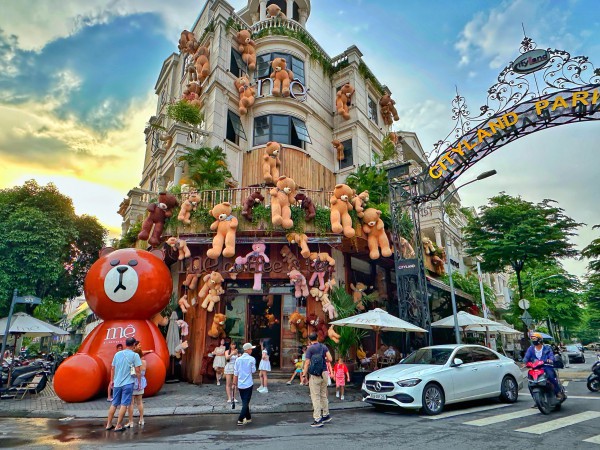 Chi nửa tỉ trang trí gấu bông, quán cà phê TP.HCM thành điểm check-in 
