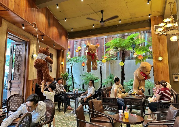 Chi nửa tỉ trang trí gấu bông, quán cà phê TP.HCM thành điểm check-in 