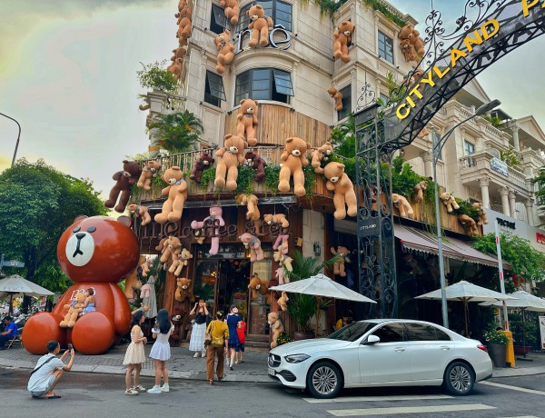 Chi nửa tỉ trang trí gấu bông, quán cà phê TP.HCM thành điểm check-in 