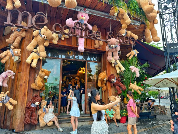 Chi nửa tỉ trang trí gấu bông, quán cà phê TP.HCM thành điểm check-in 