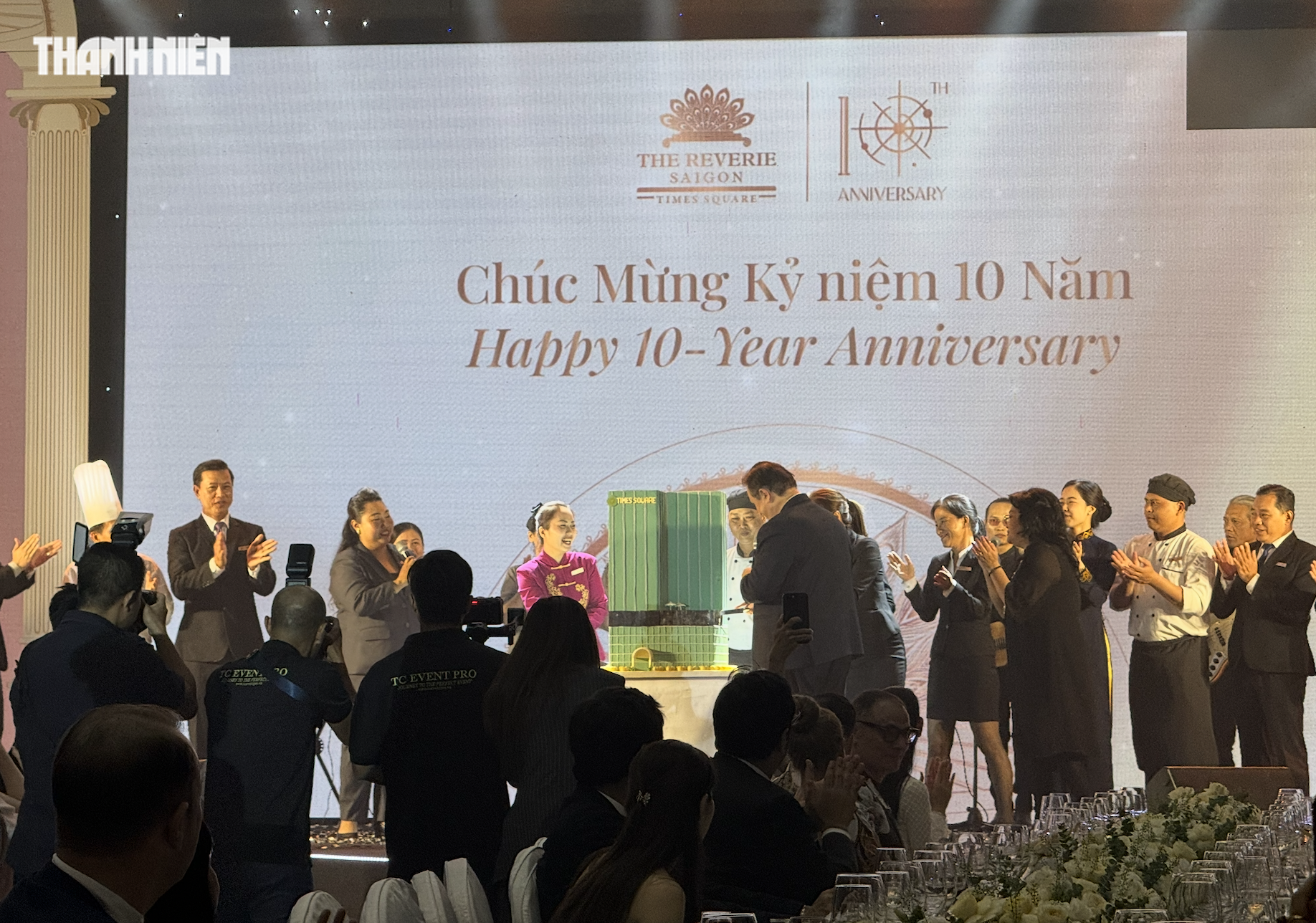 Có gì trong thực đơn tiệc kỷ niệm 10 năm khách sạn đắt đỏ nhất TP.HCM? Có gì trong thực đơn tiệc kỷ niệm 10 năm khách sạn đắt đỏ nhất TP.HCM?