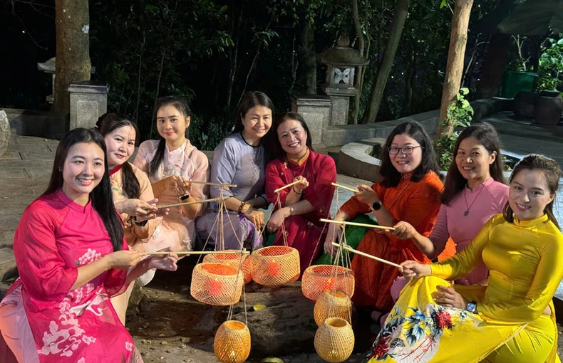 Khởi động tour du lịch Đền Hùng về đêm
