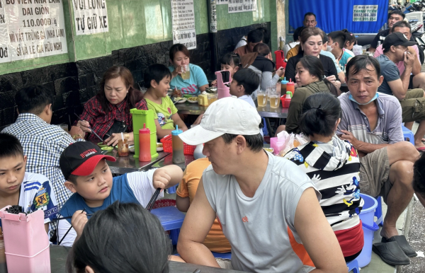 Quán bún bò 10.000 đồng, quán hủ tiếu 15.000 đồng… nổi tiếng TP.HCM: Có tăng giá không?