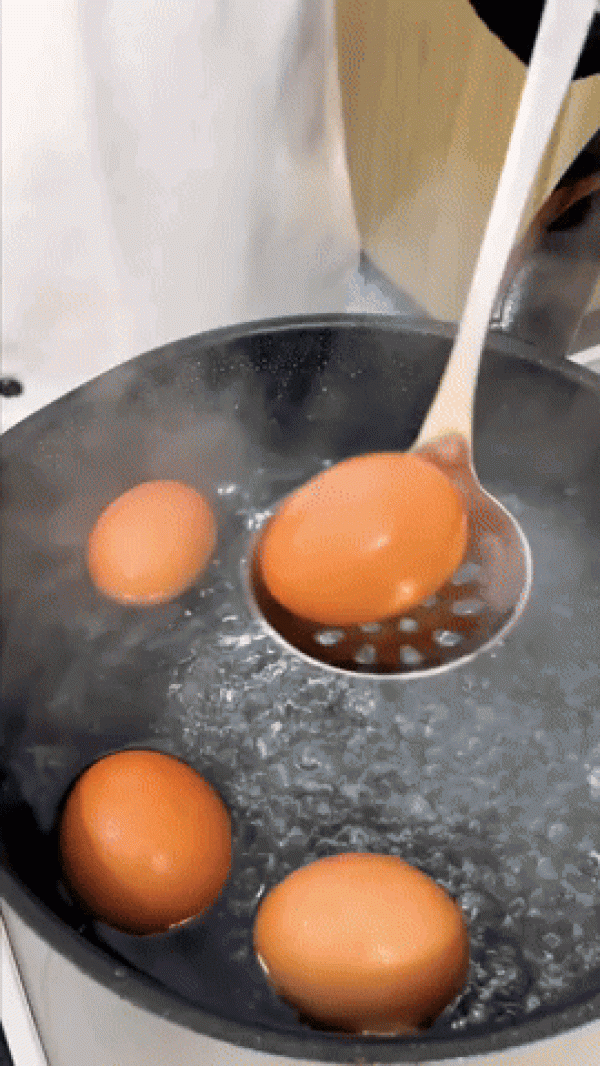 Đầu bếp nhà hàng gợi ý cách "nâng tầm" trứng luộc: Ngon như trứng ngâm tương nhưng thao tác nhanh hơn nhiều!