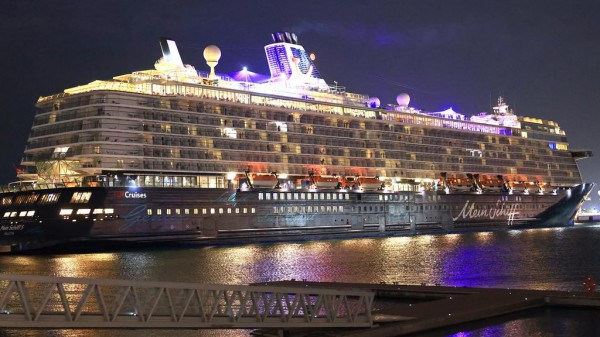 Bên trong siêu du thuyền mắc kẹt trên biển giữa chiến sự Trung Đông