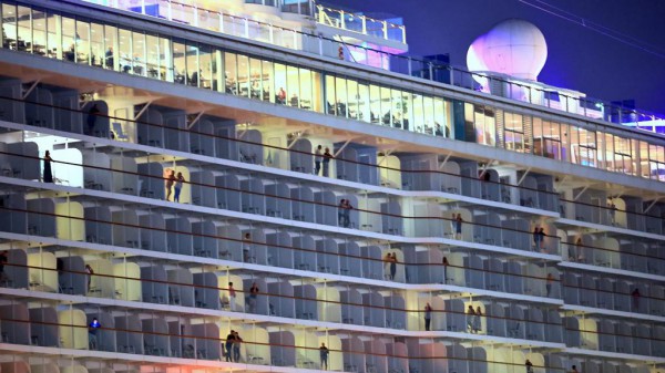 Bên trong siêu du thuyền mắc kẹt trên biển giữa chiến sự Trung Đông