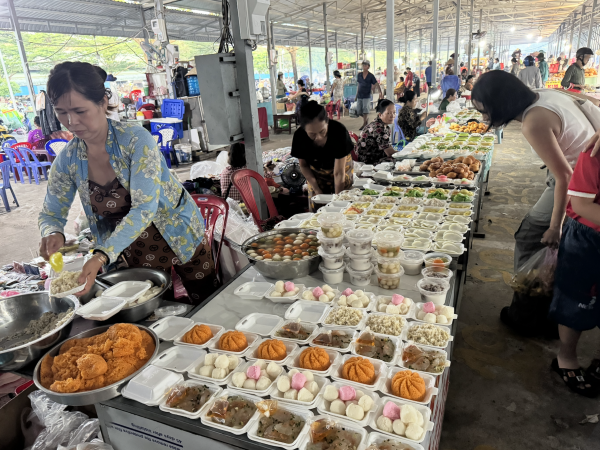 Cầm 100.000 đồng đi chợ chồm hổm lúc 3 giờ sáng mua được gì? Cầm 100.000 đồng đi chợ chồm hổm lúc 3 giờ sáng mua được gì?