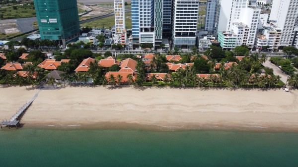 Cận cảnh resort Ana Mandara chắn biển Nha Trang trước di dời, để người dân tắm biển thoải mái