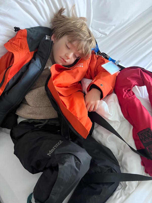 Cậu bé đi du lịch nhiều nhất thế giới, 7 tuổi đặt chân đến 7 châu lục