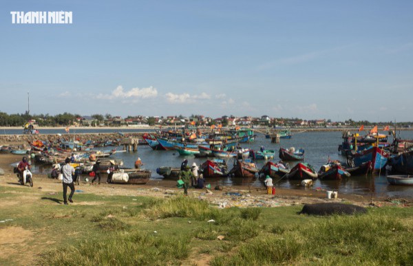 Chợ cá Cửa Tùng tấp nập du khách 