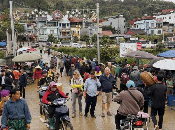 Chợ chó Bắc Hà tấp nập trong mưa rét