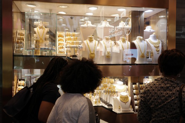 Chợ vàng Dubai tấp nập khách du lịch