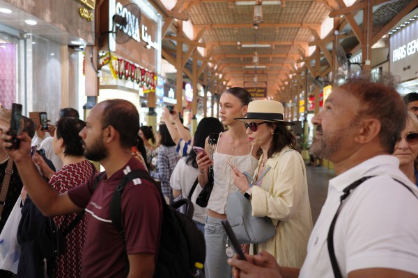 Chợ vàng Dubai tấp nập khách du lịch