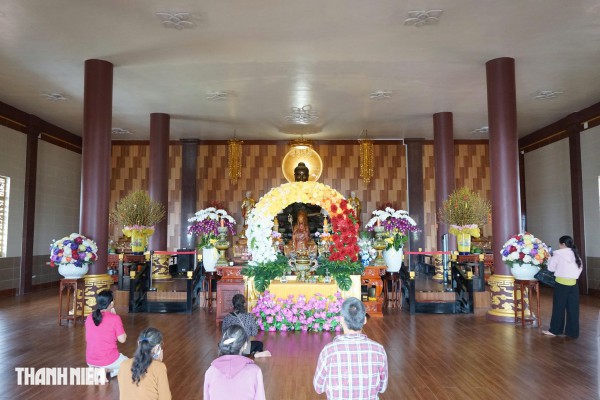 Chùa Mẹ Nam Hải nằm ngay ngã ba sông, được bao bọc bởi cây trái miệt vườn