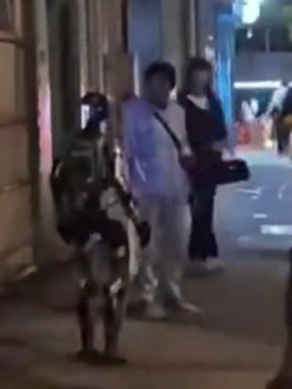 Chuyện lạ: Cảnh sát bắt giữ robot hình người ngay trên đường phố