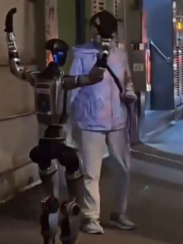 Chuyện lạ: Cảnh sát bắt giữ robot hình người ngay trên đường phố