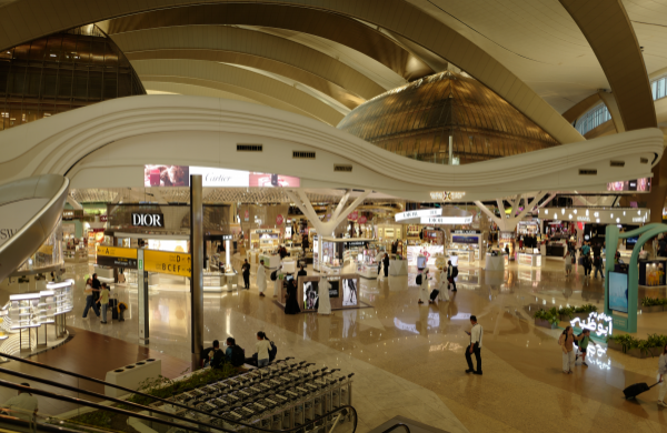 Du khách Việt ngỡ ngàng bước vào 