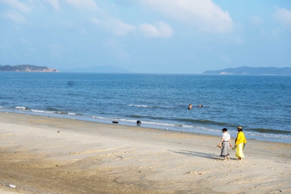 Du khách dậy từ mờ sáng mò cua bắt ốc ở Vân Đồn Du khách dậy từ mờ sáng mò cua bắt ốc ở Vân Đồn