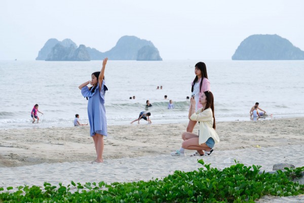 Du khách dậy từ mờ sáng mò cua bắt ốc ở Vân Đồn