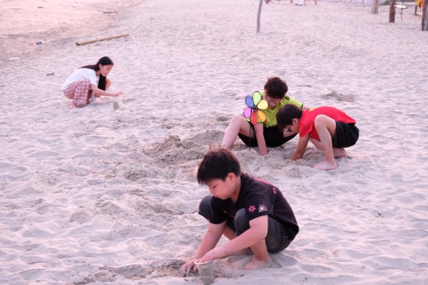 Du khách dậy từ mờ sáng mò cua bắt ốc ở Vân Đồn