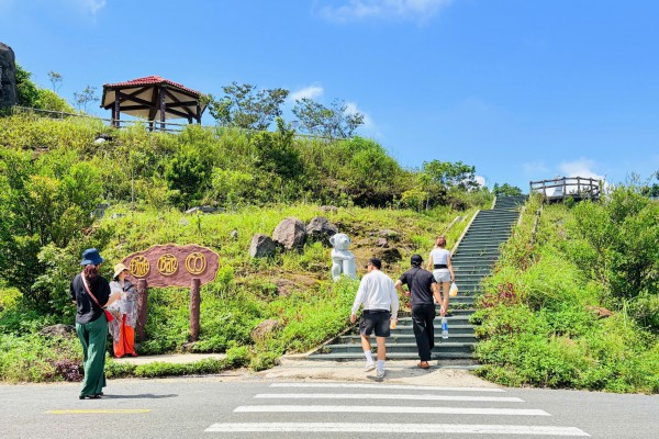 Du khách đến bán đảo Sơn Trà tăng mạnh sau 3 năm đóng cửa vì sạt lở Du khách đến bán đảo Sơn Trà tăng mạnh sau 3 năm đóng cửa vì sạt lở