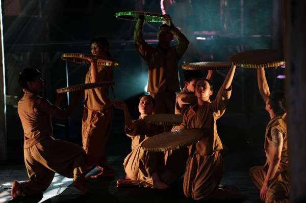 Du khách đổ về xem biểu diễn thực cảnh tại nhà máy chè cổ 1927