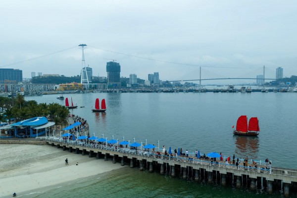 Du khách tàu biển đến vịnh Hạ Long được chào đón bằng âm nhạc