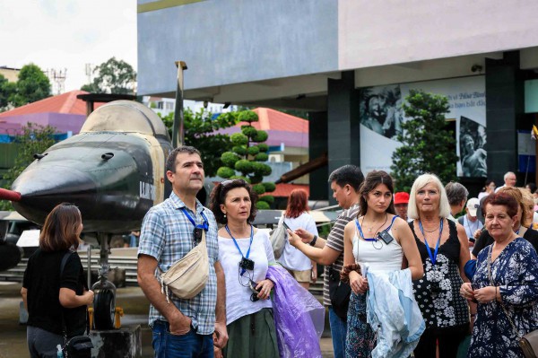 Du lịch bứt tốc bất chấp mưa bão