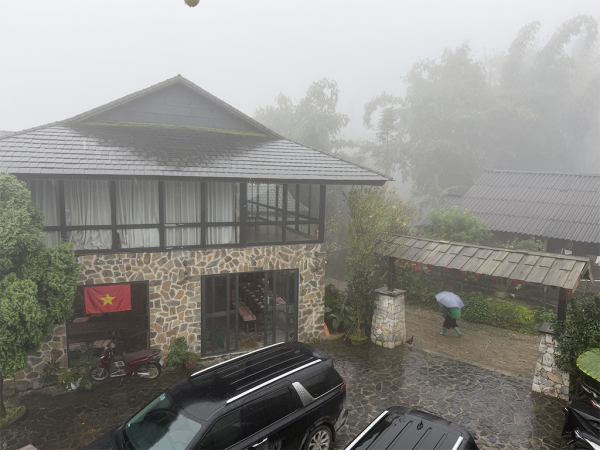 Du lịch chật vật vì mưa bão liên tục