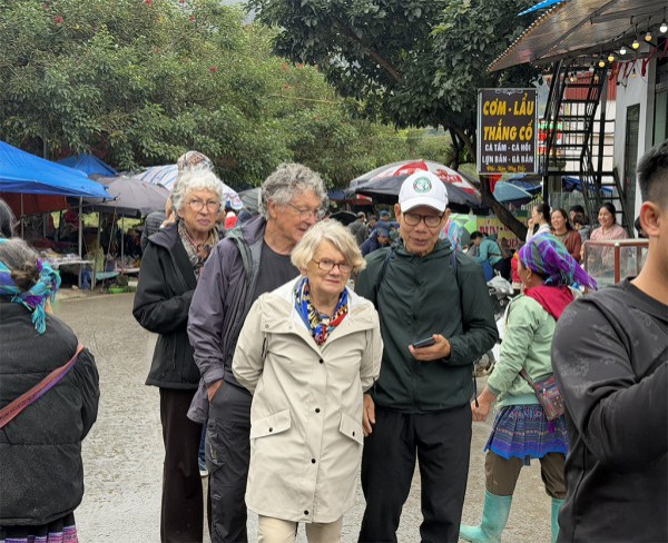 Du lịch chật vật vì mưa bão liên tục