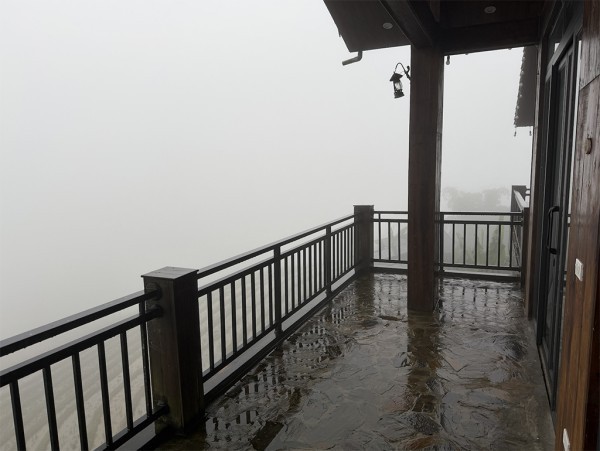 Du lịch chật vật vì mưa bão liên tục