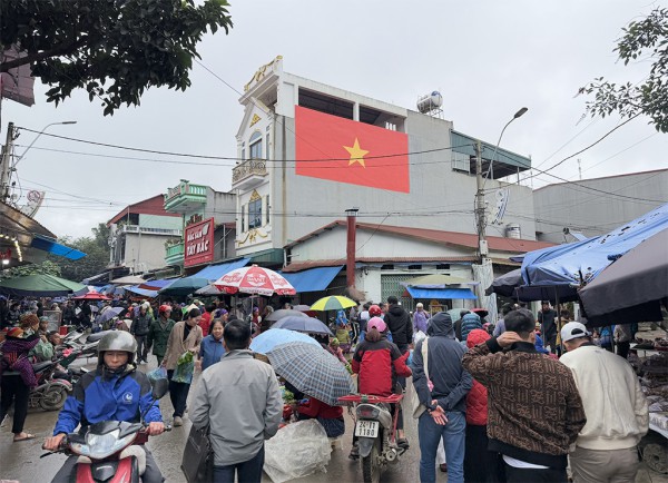 Du lịch chật vật vì mưa bão liên tục