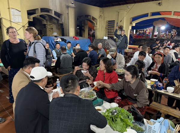 Du lịch chật vật vì mưa bão liên tục